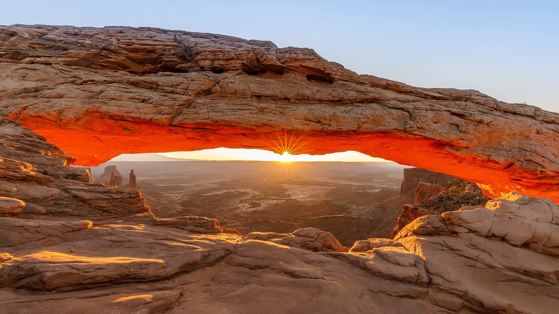 Mesa Arch framing the sunrise over Canyonlands National Park near Moab